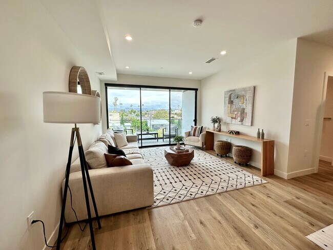 4264 S Centinela Ave