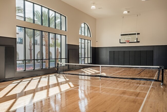 Cancha de pickleball y baloncesto cubierta