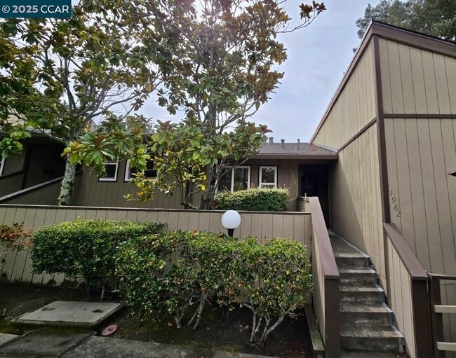 Building Photo - 1964 Ascot Dr