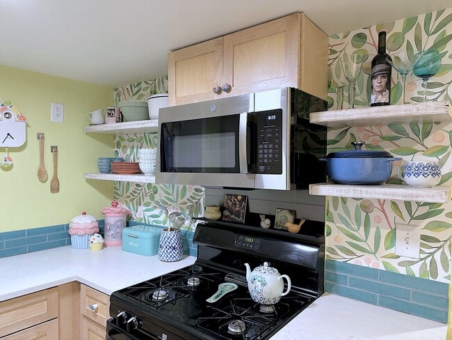 Estanterías abiertas de cocina - 5940 N Bernard St Unidad Garden