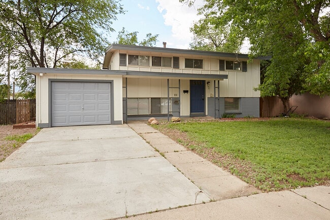 Building Photo - 241 Elmwood Dr Rental