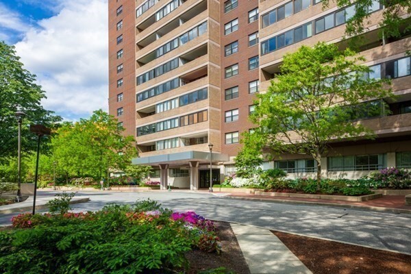 Building Photo - 2 Hawthorne Pl Unit 17R