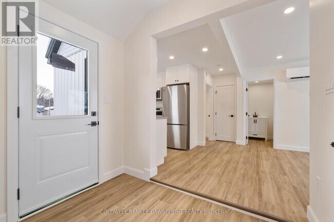 Photo - 145 Victoria St W