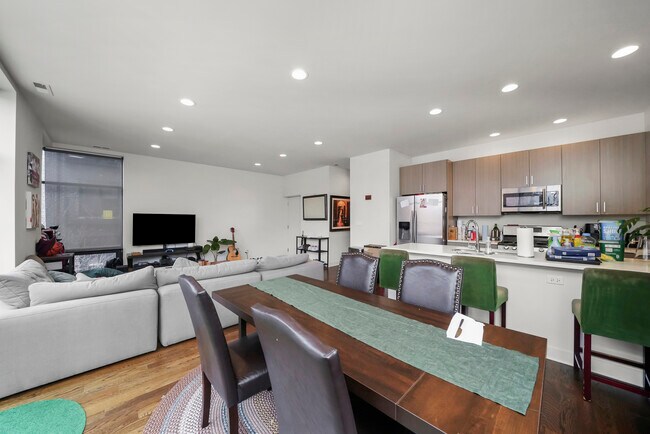 Photo - 650 N Green St Casa