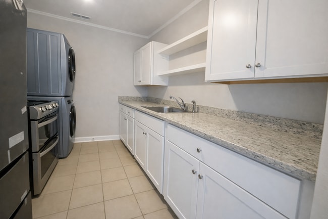 Kitchen - 932 33rd Ave N Unit B