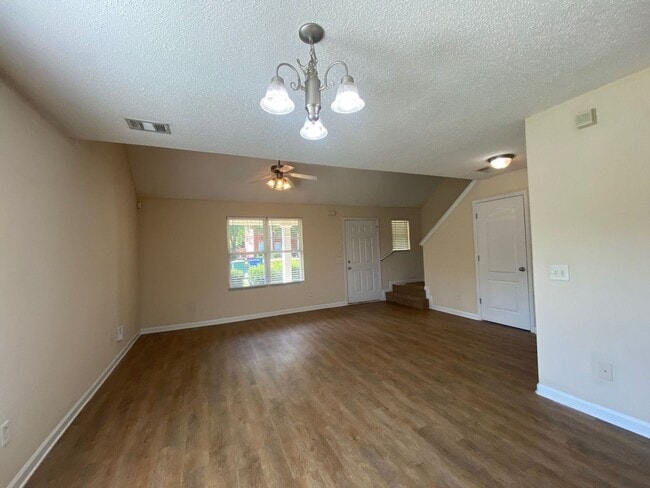 Photo - AVAILABLE FOR IMMEDIATE MOVE IN! ROOMMATE ...