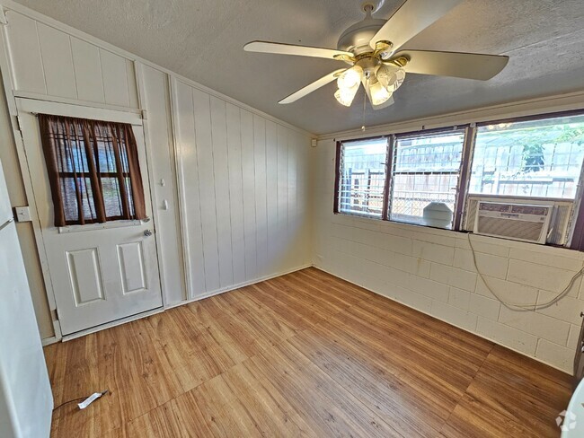 Building Photo - 2-bedroom 1 bath apartment with 1 parking. Unit B
