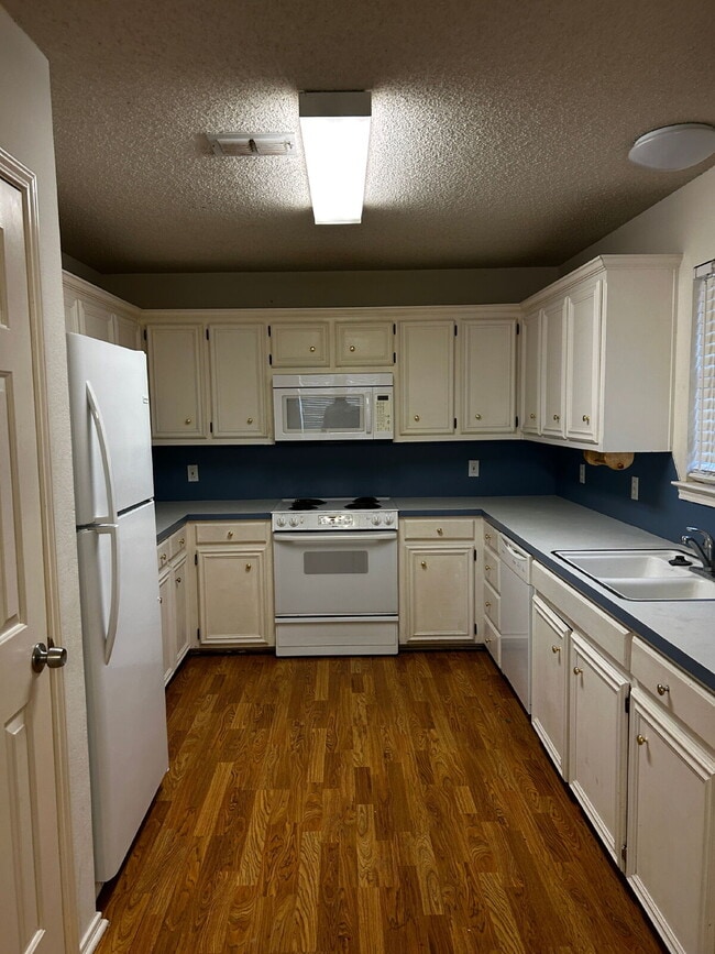 Photo - Nice Three Bedroom - Northridge