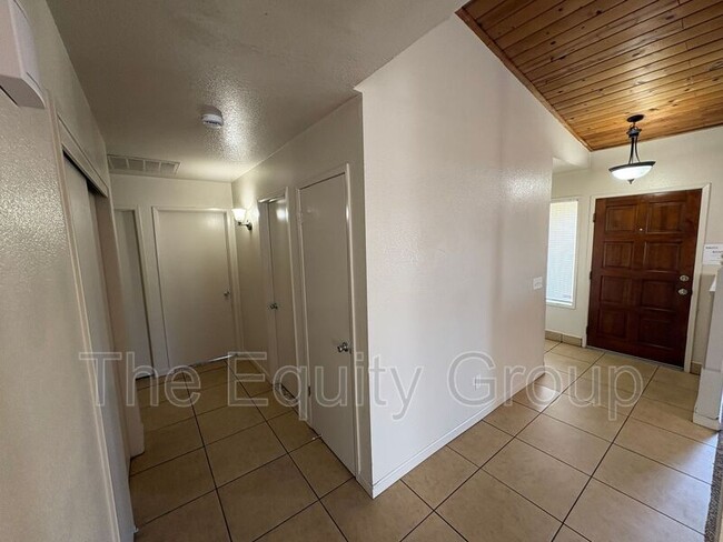 Photo - 869 Belmont St