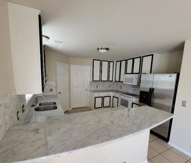 Photo - Modern 3BR/2.5BA Home with W/D In Unit• Covered Parking Central • AC in San Antonio