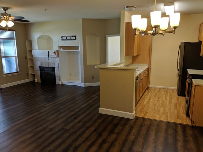 Building Photo - Beautiful Ground Floor Condo, Steps From Light Rail - Close to Fitzsimmons/DIA Unit 101