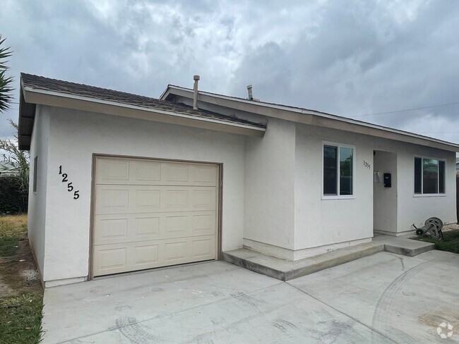 Building Photo - 2 bedrooms 1 bath home in Imperial Beach. ...