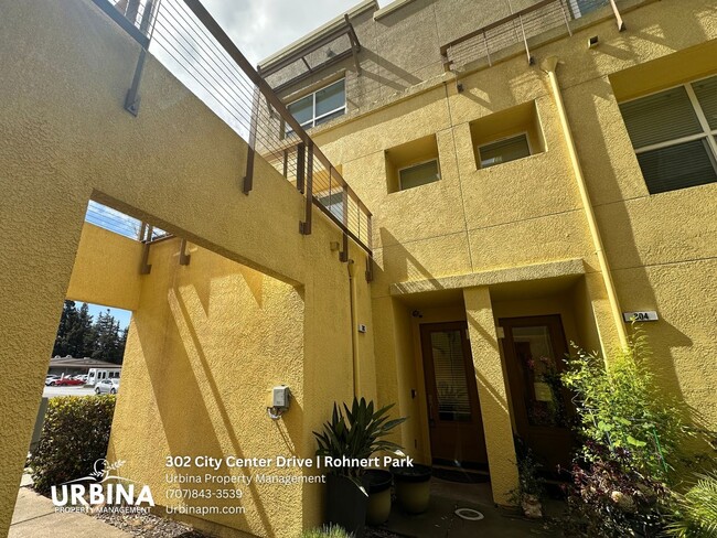 Building Photo - Modern 3-Bedroom Townhome in the Heart of Rohnert Park