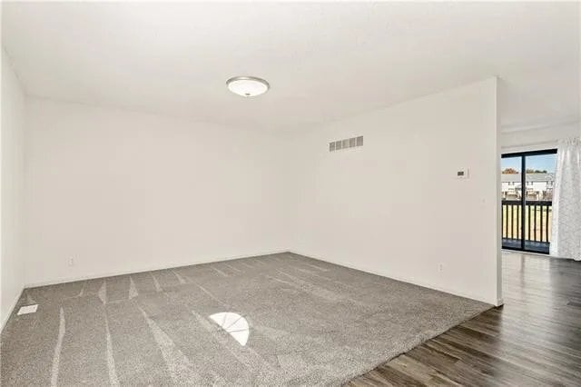 Photo - 215 Stonebridge Ln