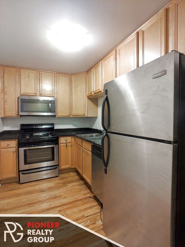 Building Photo - 4600 N Clarendon Ave Unit 906