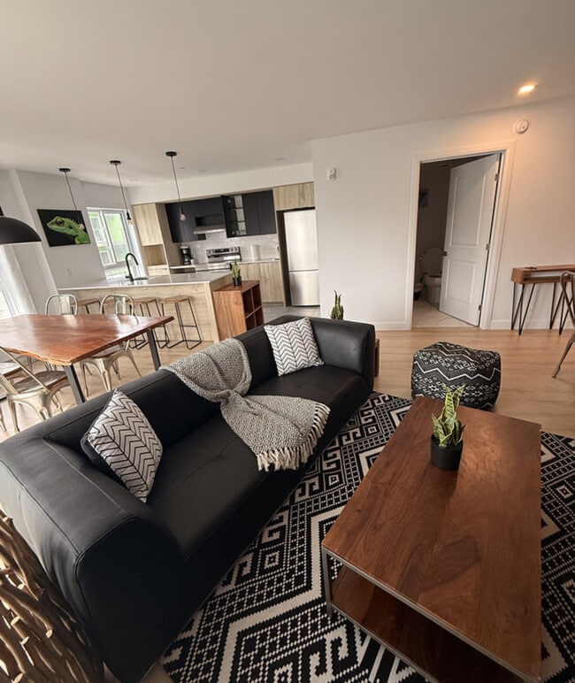 Building Photo - 2905 Rue du Grand Voyer Unit SI ID1519875P