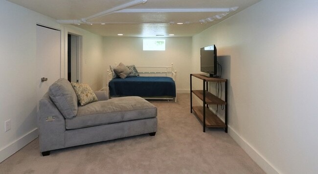 138 W Girard Ave