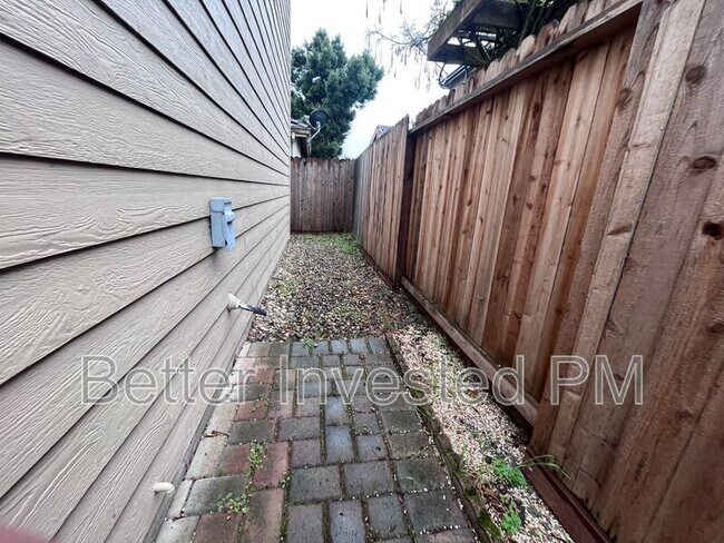 1429 Woodside Cir