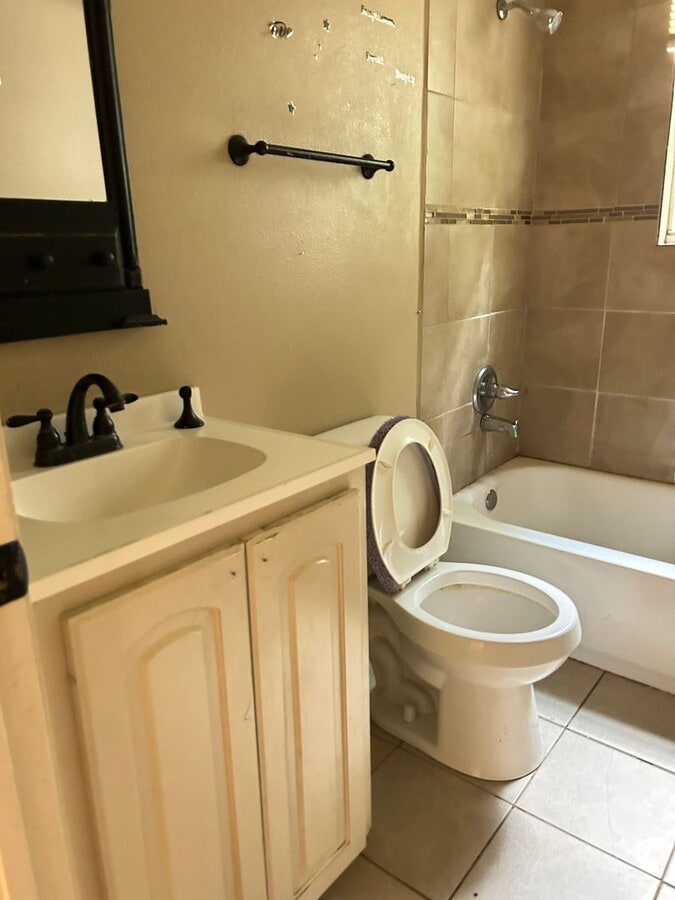 Photo - 2834 Essex St