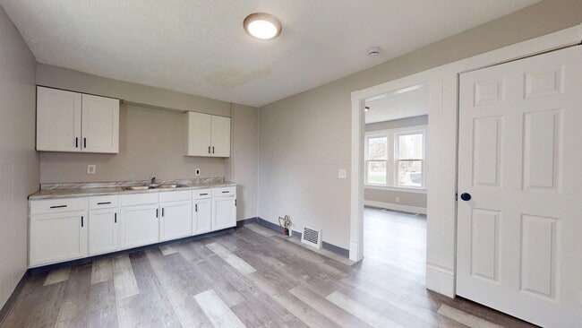 Building Photo - Lorain 2 Bedroom Single Family Home