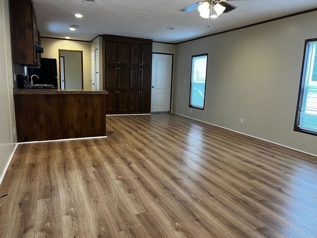 Photo - 709 N Collins Fwy