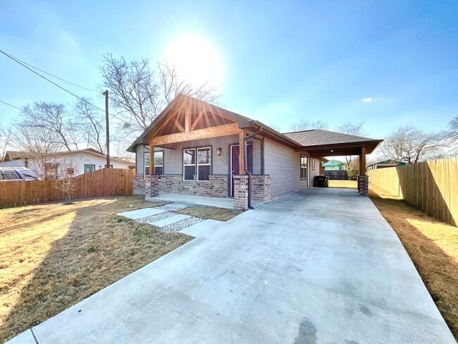 Photo - Modern Home With Covered Patio & Fenced Yard!