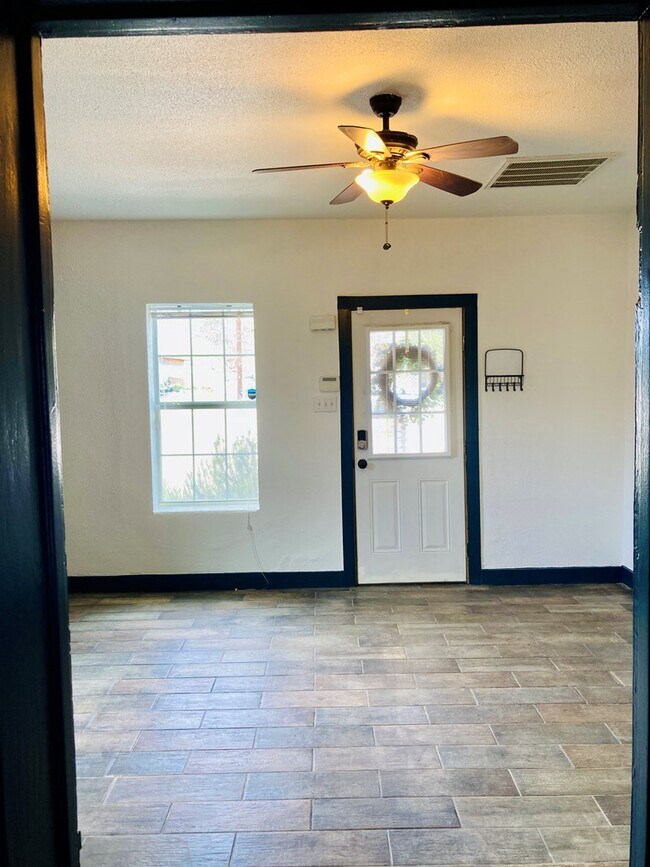 Photo - 104 E Waco St