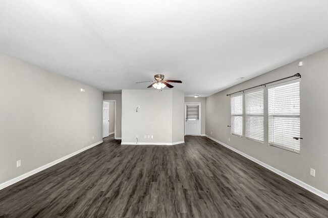 Photo - 325 Kenneth Blvd NW