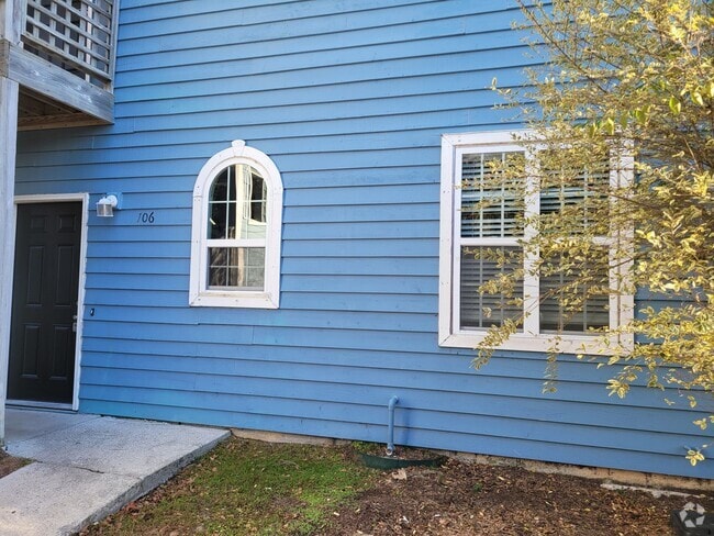 Building Photo - Renovated first floor condo with community... Unit W4220-106