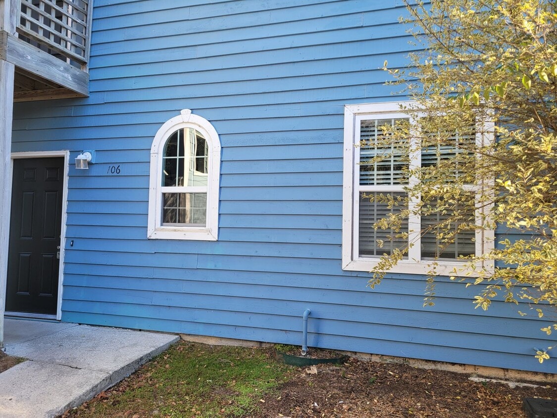 Renovated first floor condo with community... - Renovated first floor condo with community...