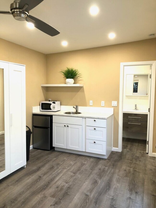 Photo - Tarzana- High End Compact Side House Studio