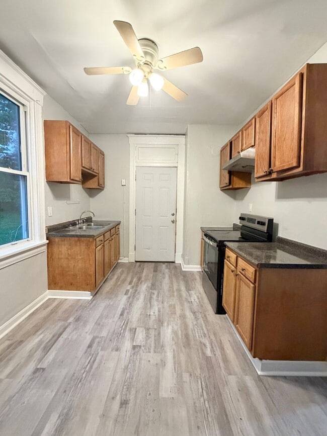 Photo - Large 3 bed 1.5 bath! Available NOW!