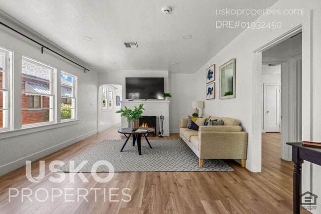 Photo - "Charming 4-Bed Retreat in the Heart of Sa... Unit 1