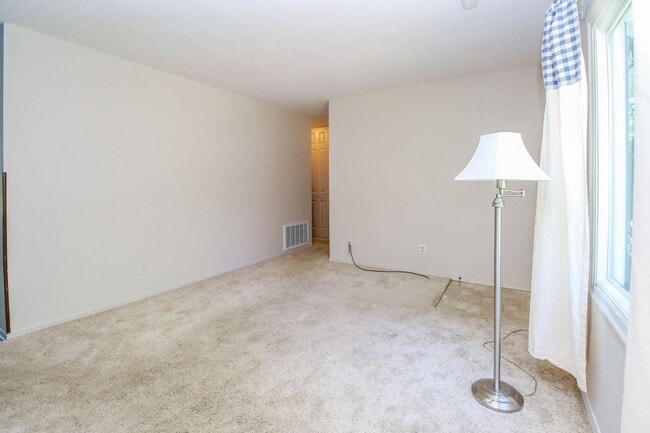 Photo - 3 bedroom home located in Russel Blvd School district!