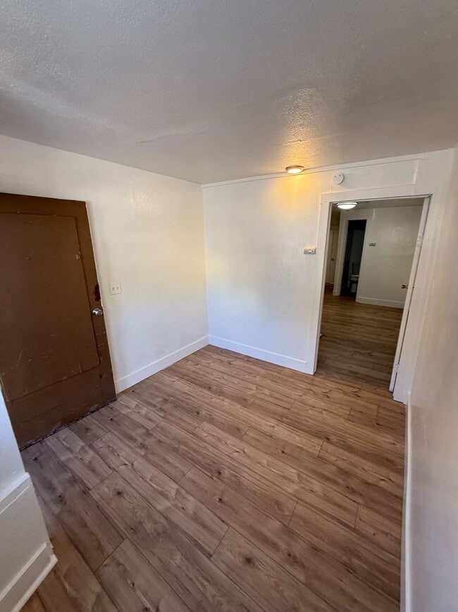 Building Photo - Lacy St. Unit C