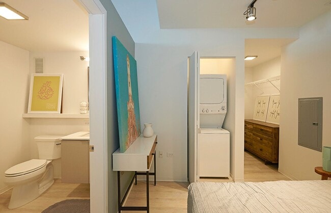 Building Photo - 2210 N Washtenaw Ave Unit 305