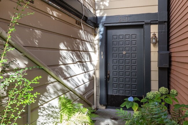 Photo - Pacific Heights: Remodeled Garden Apartment w/ Shared Patio One Block from the Presidio Unidad 2140 Lyon St.