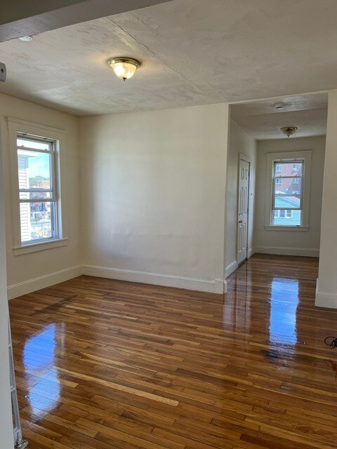Building Photo - 827 Hyde Park Ave Unit 3
