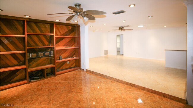 Photo - 1525 Covington Cir E