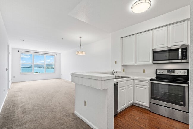 Building Photo - Pet Friendly, Luxurious Condo w/Bay Views.... Unit 1210