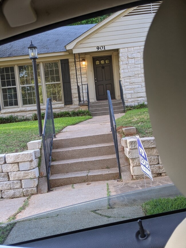 Photo - 901 N Azalea Dr