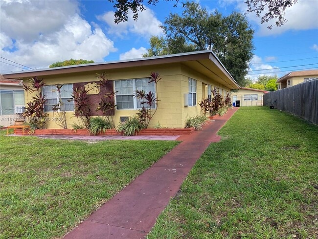 Photo - 2031 NE 167th St Unidad 2