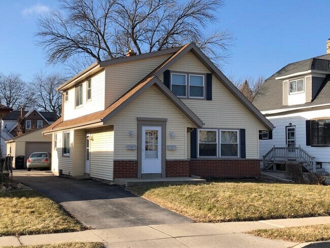 Building Photo - 4681 N 125th St Unit 4681 - Lower