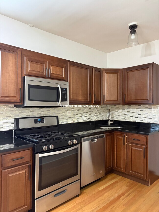 Building Photo - 718 Reba Pl Unit 2ON