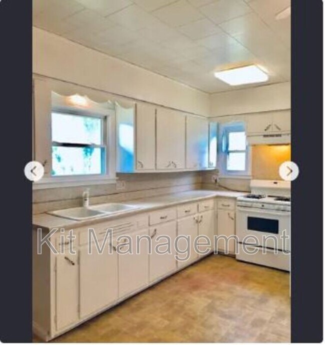Charming 2-Bed Bungalow with Garage & Yard on Atlantic Ave – Toledo’s Best Value!