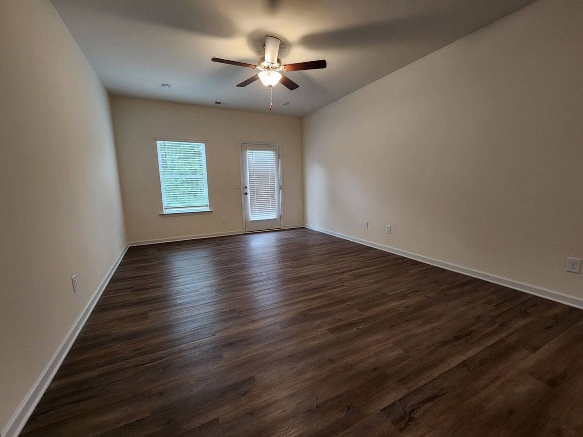 Photo - 125 Lyons Dr NW