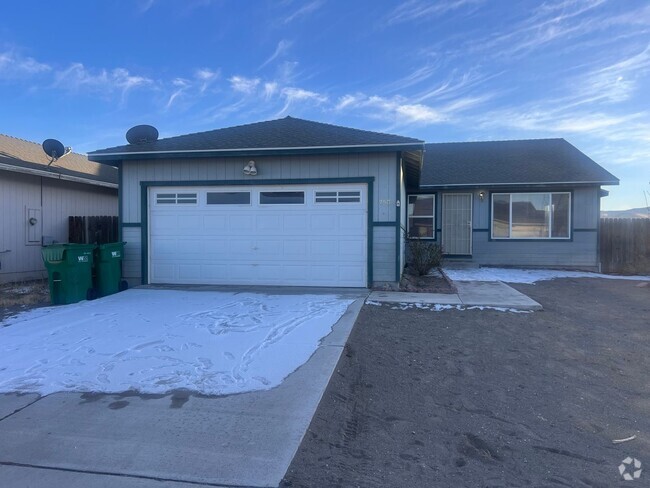 Building Photo - 3 bedroom 2 Bath Fernley Home with 2 car g...