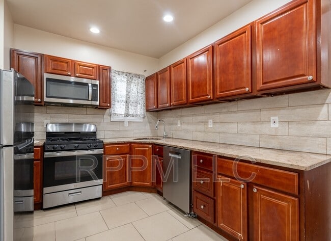 Photo - 467 Hawthorne Ave Unit 2