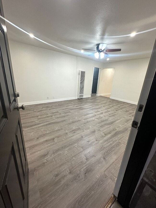 Living Rm/ Entrance - 2302 W Roberta Ave Unit #6