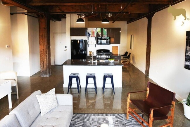 Building Photo - 1439 W 15th St